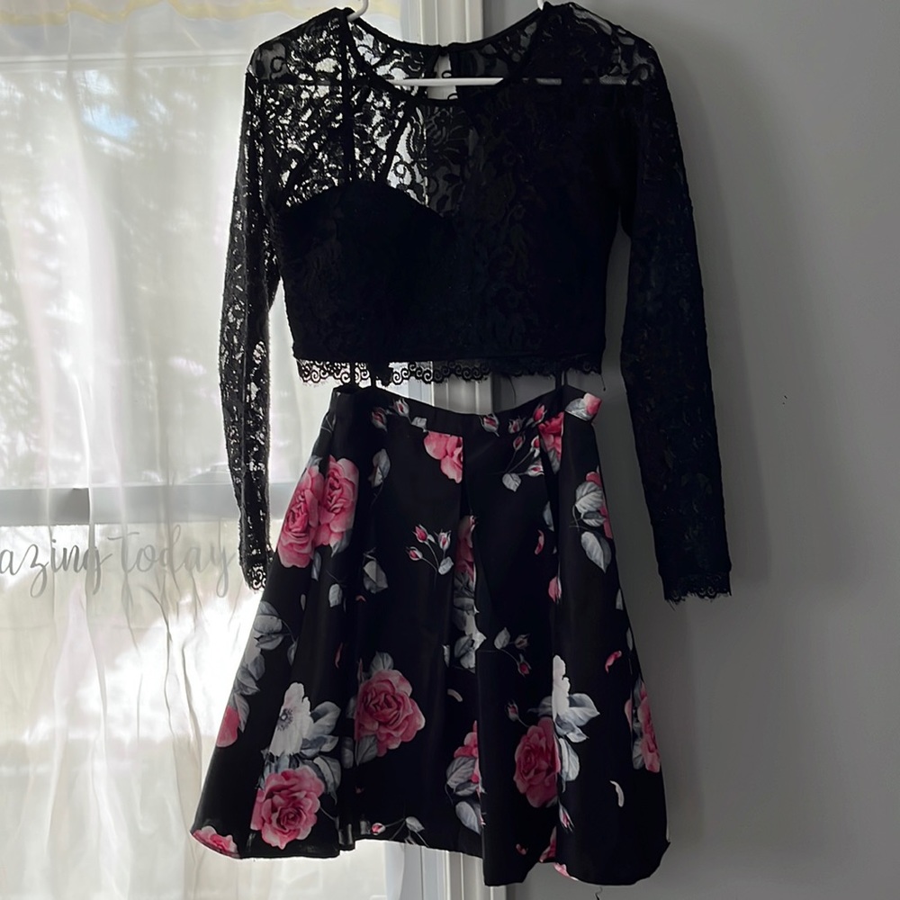 lace 2 piece dress open back with little zipper skirt zips in the back